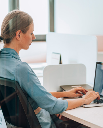 Geschäftsfrau, die in ihrem Büro arbeitet