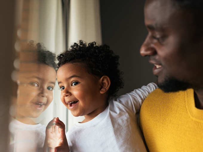 Glücklicher Vater und seine Tochter, die Spaß haben