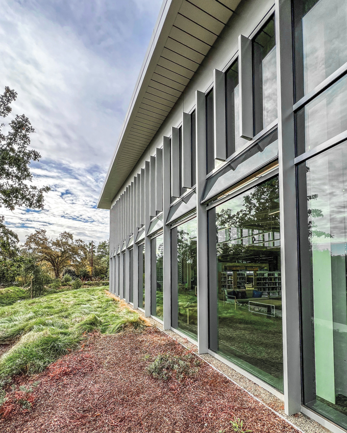 Die Fassade mit offenen Fenstern