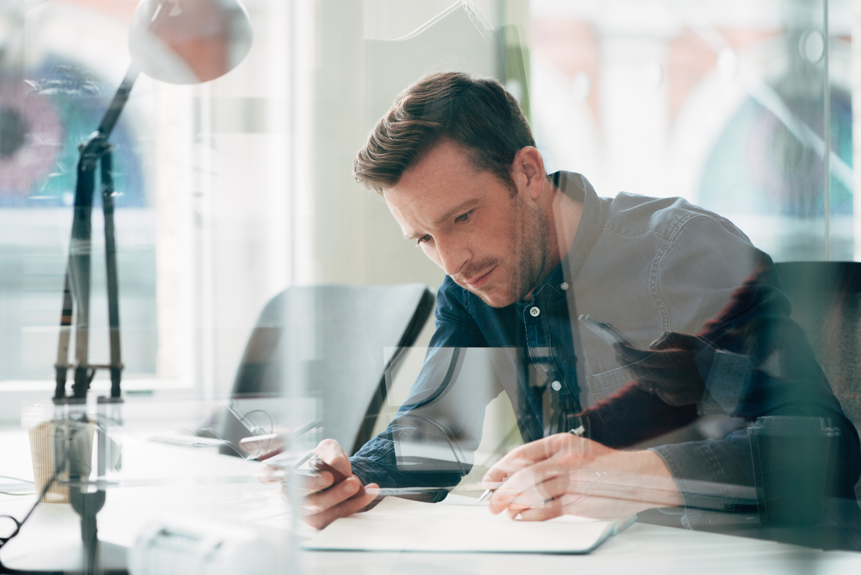 Geschäftsmann mit Laptop bei der Arbeit