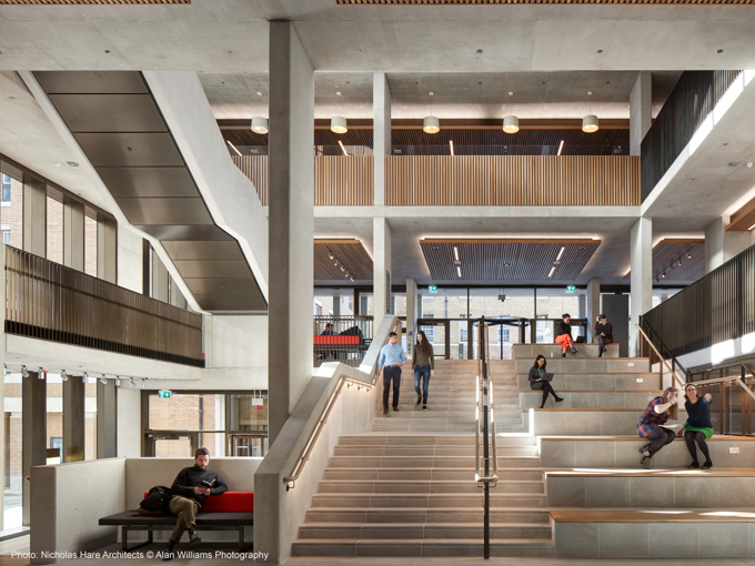 Innenatrium des UCL Student Center