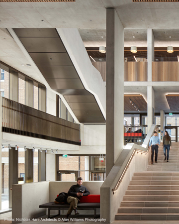 Innenatrium des UCL Student Center