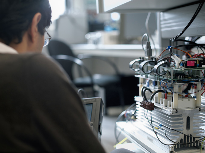 Elektronikingenieur bei der Arbeit